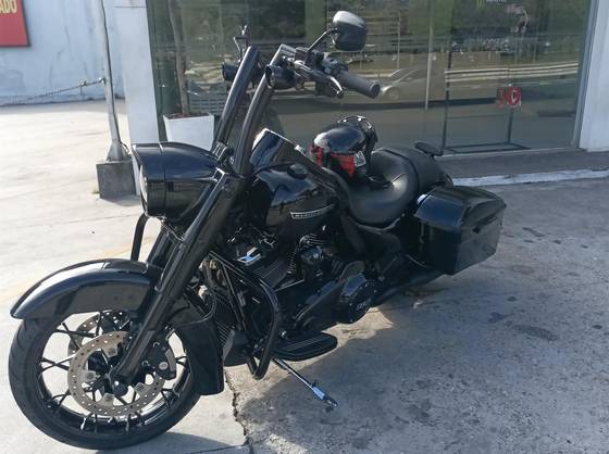 HARLEY-DAVIDSON ROAD KING SPECIAL 